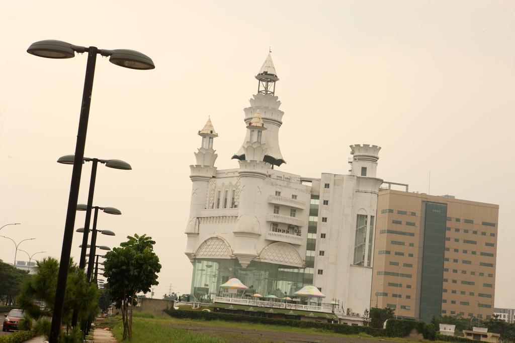 Amaris Hotel Serpong Tangerang Exterior photo