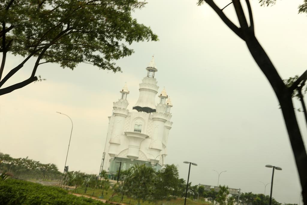 Amaris Hotel Serpong Tangerang Exterior photo